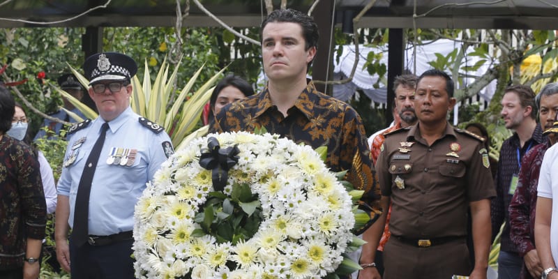 Přeživší atentátů na indonéském ostrově Bali společně s rodinami a přáteli obětí si modlitbami a položením věnců připomněli 20. výročí krvavých útoků.