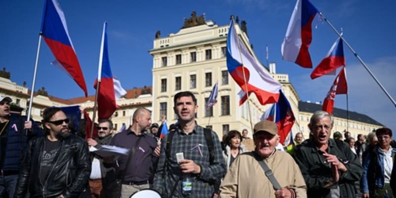 Demonstrace za odvolání vlády premiéra Petra Fialy (ODS) 12. října 2022 v Praze. Uprostřed je její organizátor Ladislav Vrábel.