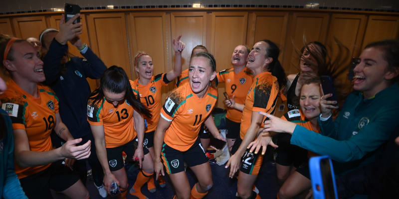 Radost irských fotbalistek po postupu na světový šampionát.