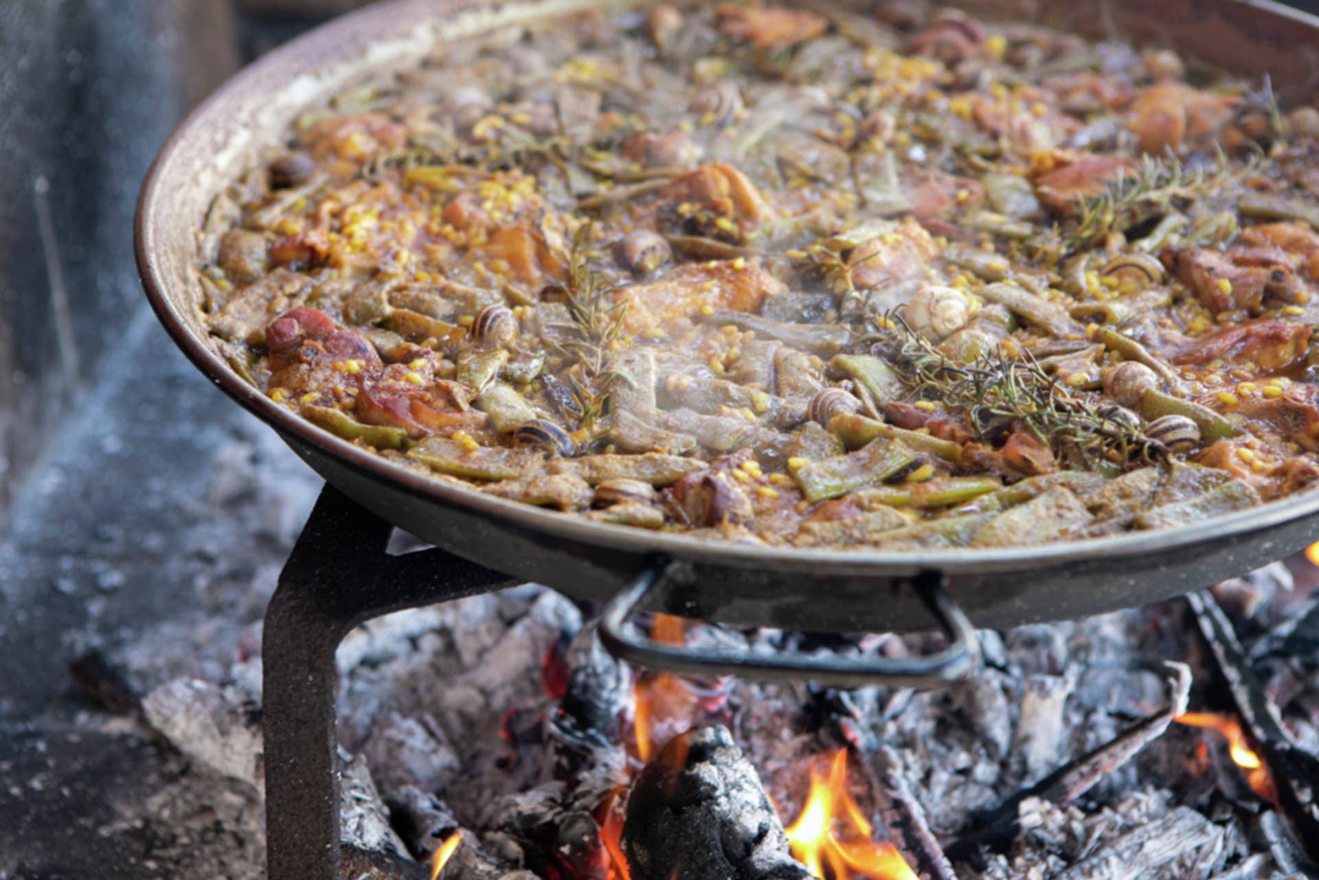 Nejlepší paella se připravuje na ohni