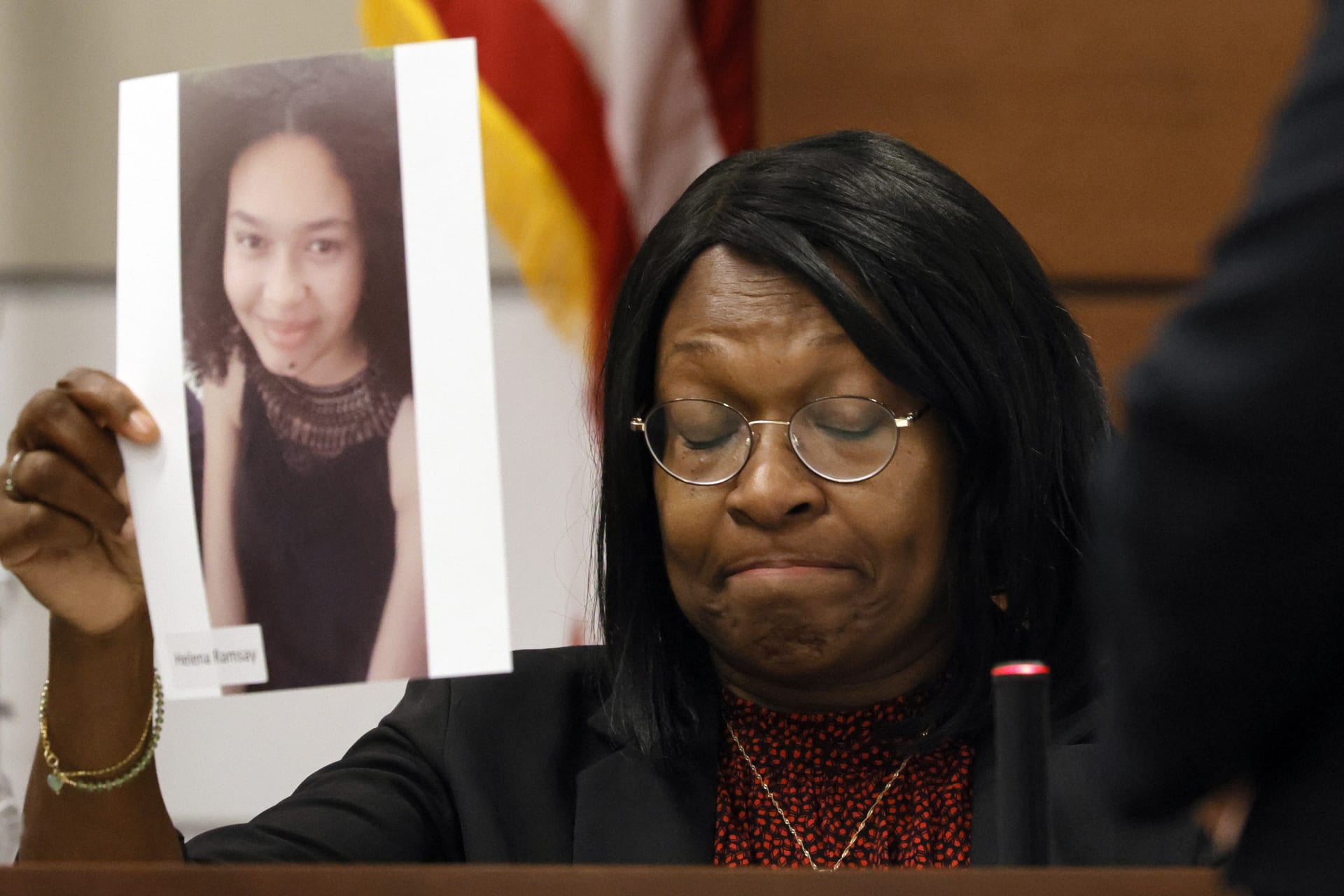 Anne Ramsay ukazuje porotě fotku své dcery Heleny, jedné z obětí Cruzova útoku.