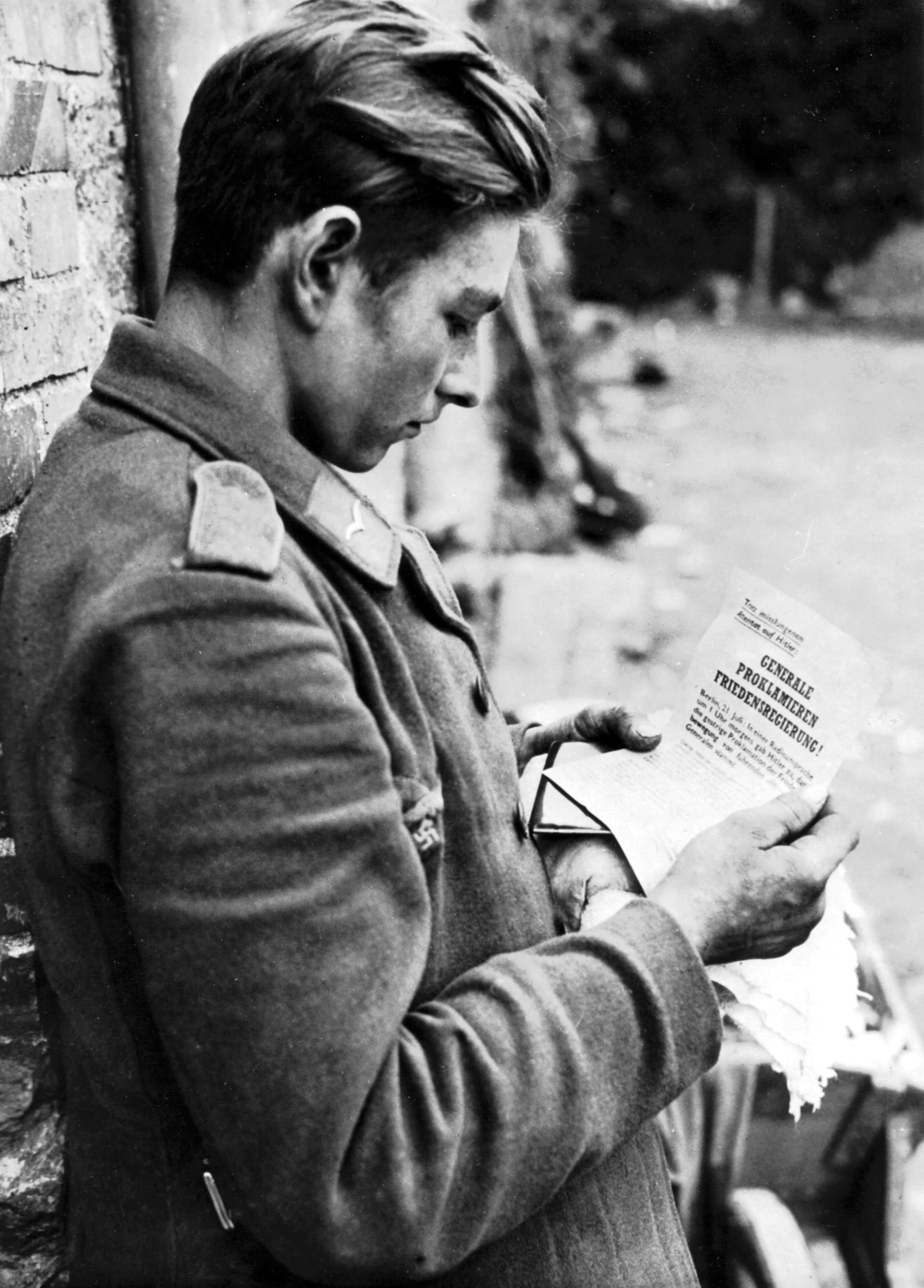 Německý vězeň si čte svůj leták