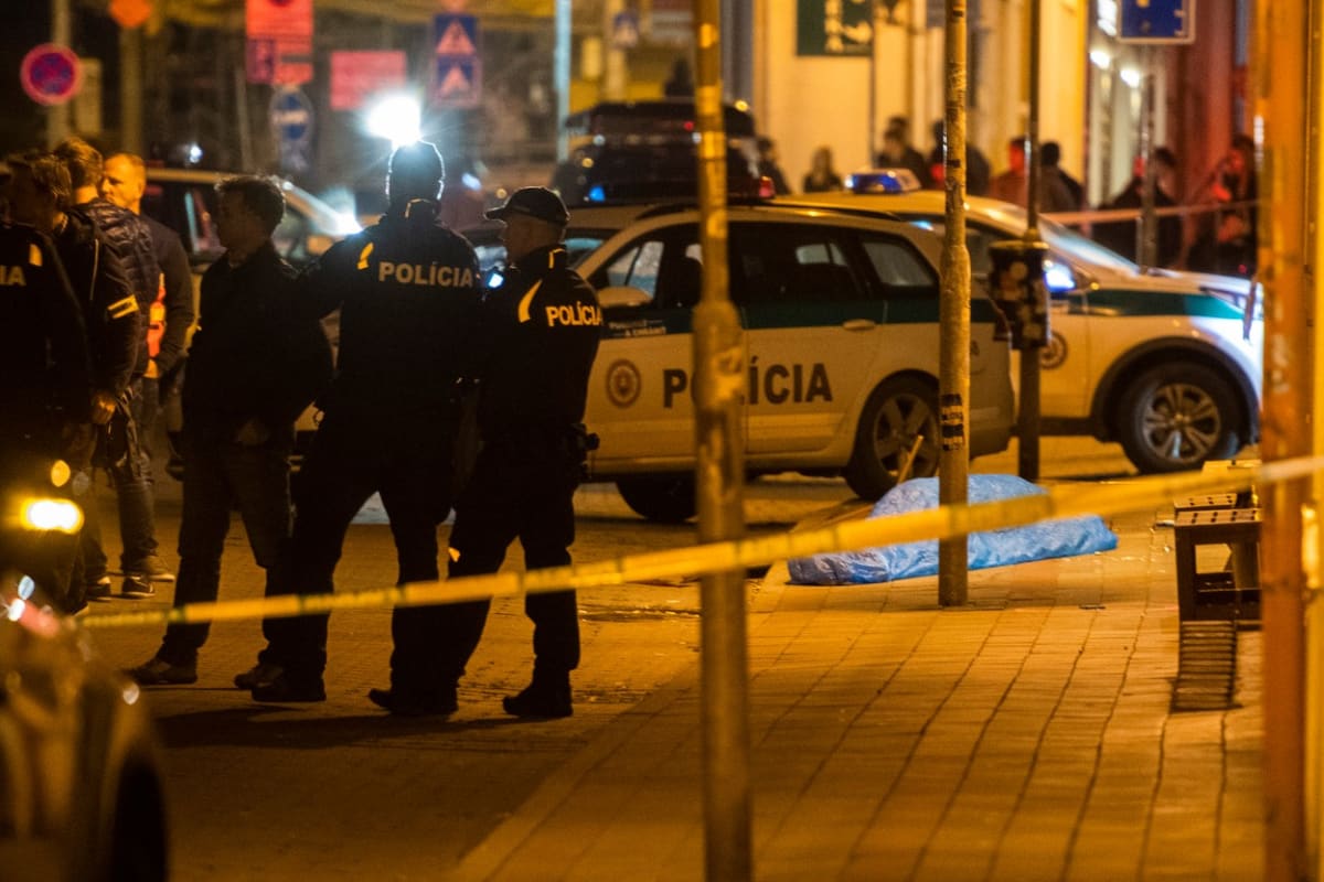 Útočník v Bratislavě u gay baru zastřelil dva lidi.