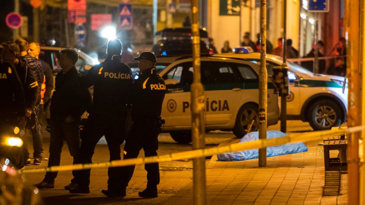 Útočník v Bratislavě u gay baru zastřelil dva lidi.