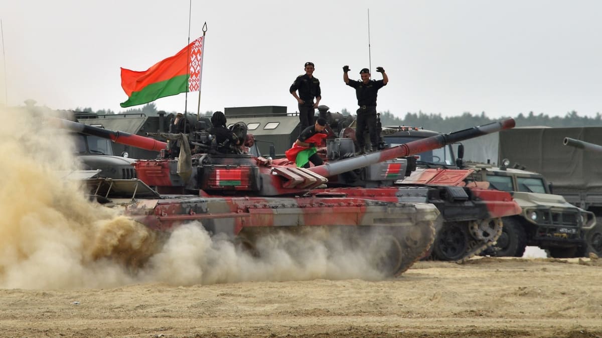 Běloruští tankisté na exhibici v Rusku (27. 8. 2022)