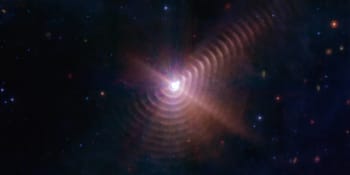 Letokruhy vesmíru. Webbův teleskop zachytil úchvatné prachové prstence dvojhvězdy