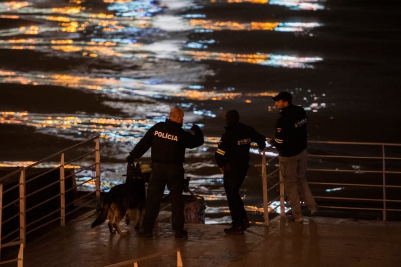 Policisté na fotce pátrají po útočníkovi, který v Bratislavě usmrtil dvě osoby.