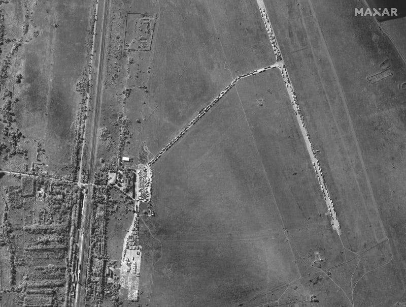 Satelitní snímky americké společnosti Maxar Technologies ukazují kamiony čekající u Kerčského mostu (12.10.2022)