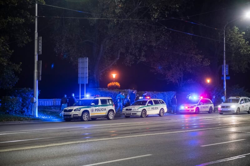 Policisté na fotce pátrají po útočníkovi, který v Bratislavě usmrtil dvě osoby.