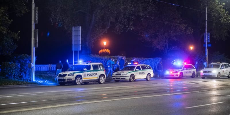 Policisté pátrali po útočníkovi, který v Bratislavě usmrtil dvě osoby.