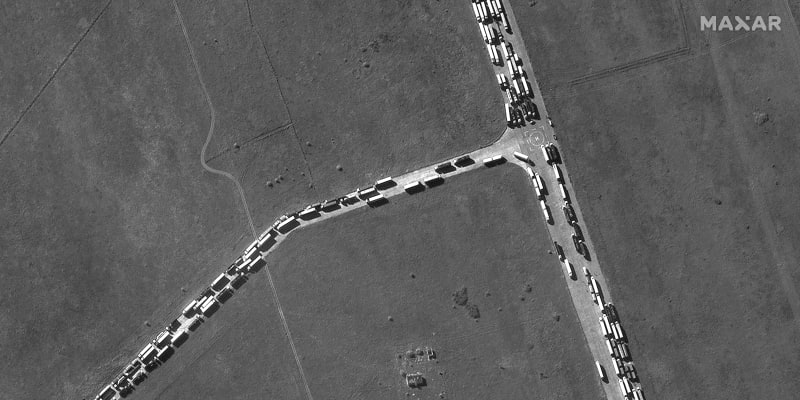 Satelitní snímky americké společnosti Maxar Technologies ukazují opravy a dopravu na Kerčském mostě (12.10.2022).