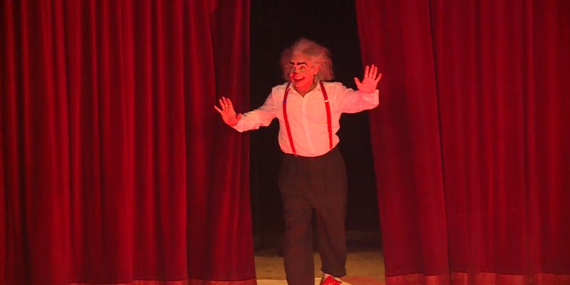 Herec Oldřich Kaiser ztvárnil ve filmu Cirkus Maximum roli klauna.