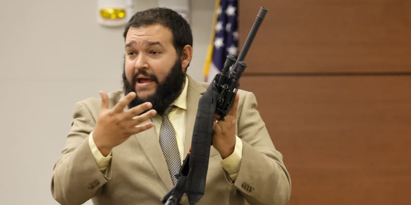  Vedoucí kriminalistické laboratoře úřadu šerifa okresu Broward George Bello drží zbraň, kterou použil střelec z floridské střední školy  Nikolas Cruz.