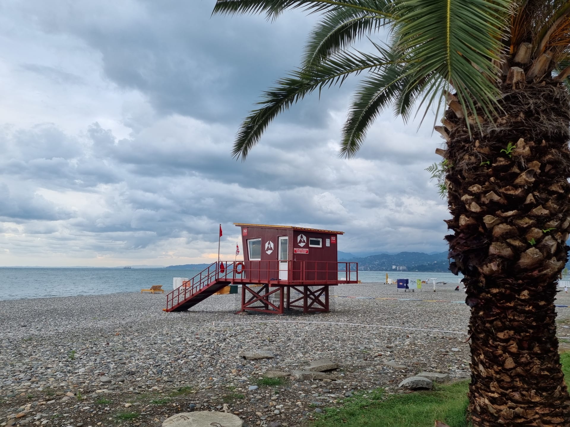 Batumi leží na pobřeží Černého moře, které je čisté a plavou v něm delfíni.