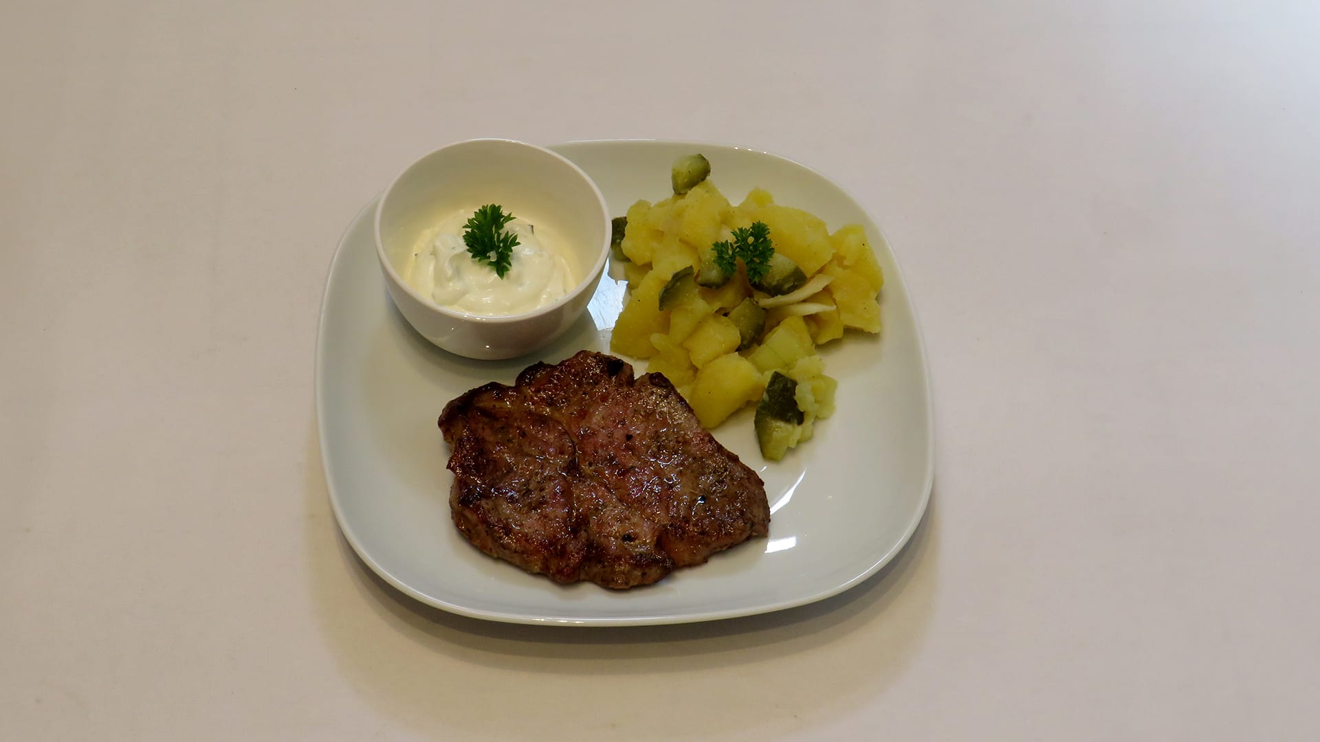 Grilované maso s vídeňským bramborovým salátem 