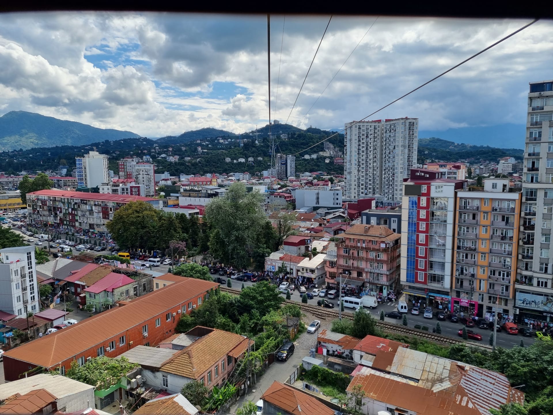 Výhled na město z kabinové lanovky Argo v Batumi.