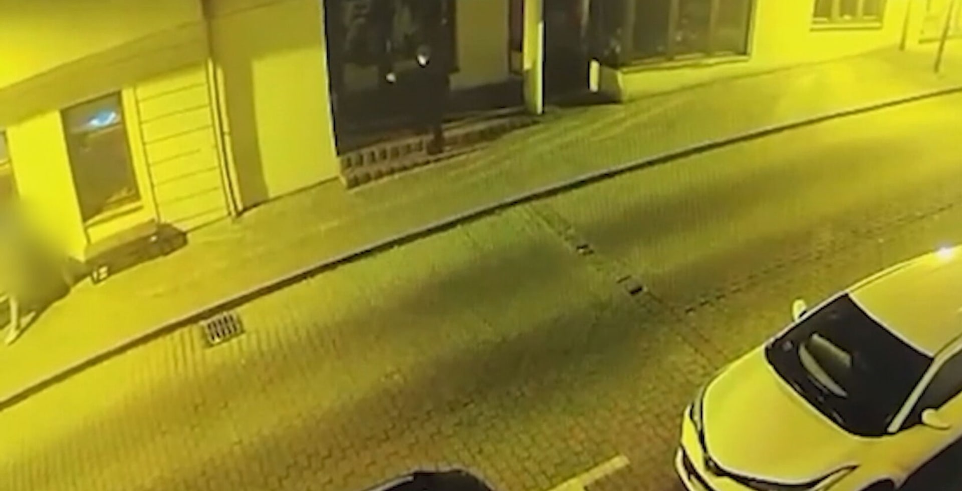 Záznam z kamery který zachycuje tragickou střelbu v Bratislavě