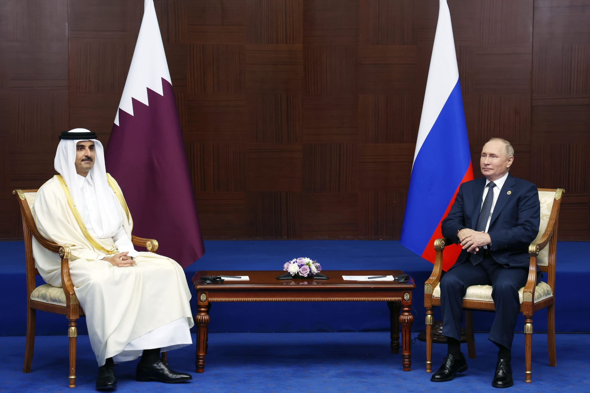 Katarský emír Tamím bin Hamad Sání a ruský prezident Vladimir Putin při setkání v Kazachstánu
