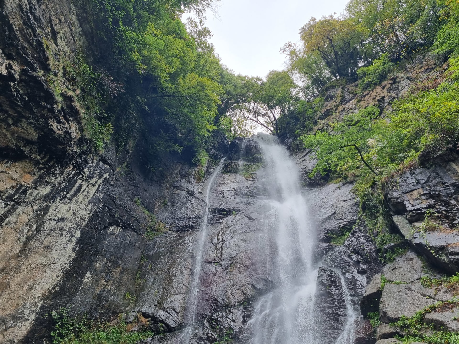 Návštěva vodopádů patří mezi oblíbené atrakce v Gruzii.