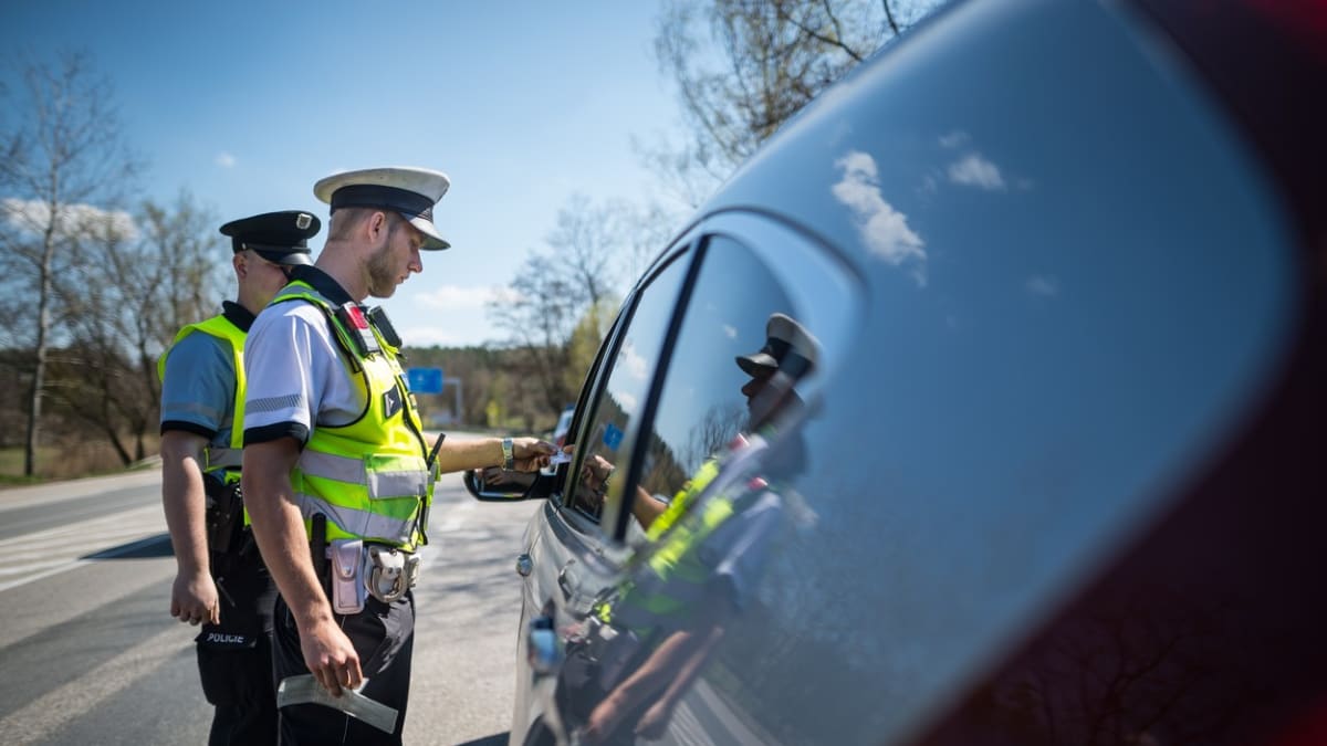 Policisté testují řidiče na alkohol