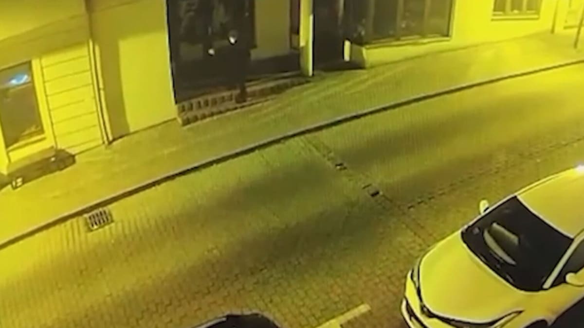 Záznam z kamery který zachycuje tragickou střelbu v Bratislavě