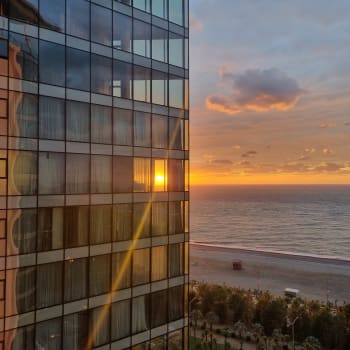 Výhled na západ slunce v hotelu ve městě Batumi