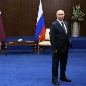 Vladimir Putin musel čekat na příchod katarského emíra Tamíma bin Hamada Sáního.