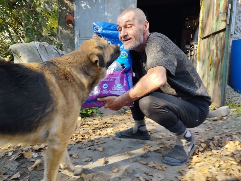  Roman Dvorský, otec Radka Filipiho (partner zpěvačky Lucie Bílé) žije v jedné ostravské garáži se psem Luckym.