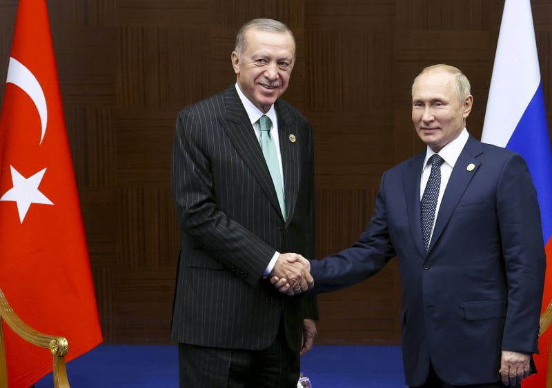 Recep Tayyip Erdogan přišel pozdě na schůzku s Vladimirem Putinem již podruhé. (13. října 2022)