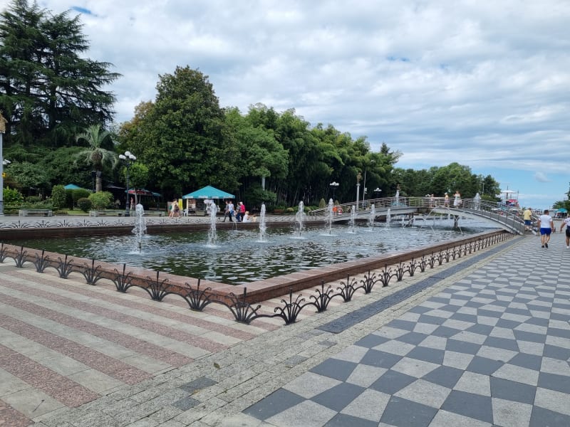 Tančící fontána leží na začátku kolonády Batumi.
