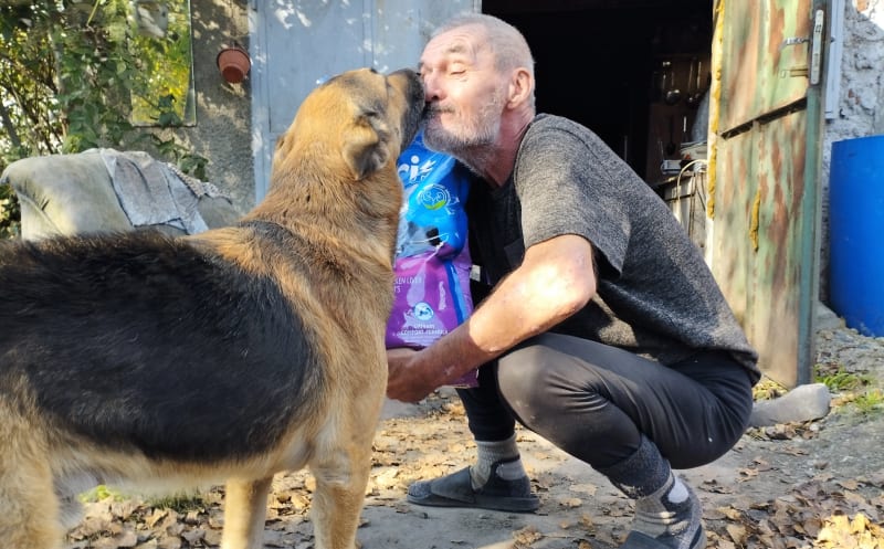  Roman Dvorský, otec Radka Filipiho (partner zpěvačky Lucie Bílé) žije v jedné ostravské garáži se psem Luckym.