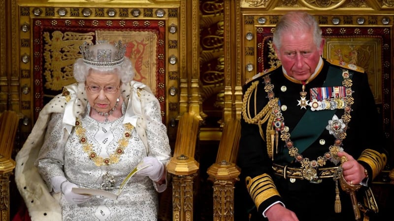 Největší skandály britské královské rodiny: Líbání nohou, nevěry i drogy