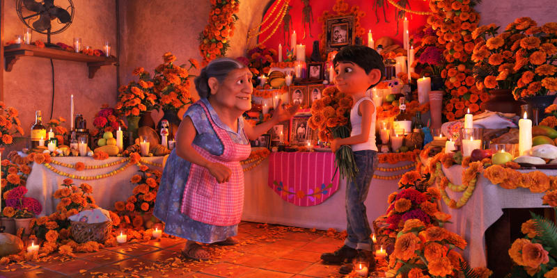 Film Coco ukazuje krásy původu svátku mrtvých