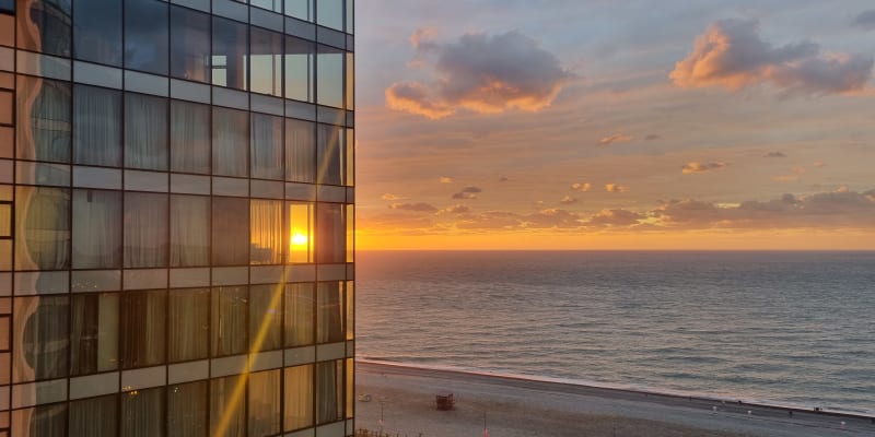 Výhled na západ slunce v hotelu ve městě Batumi