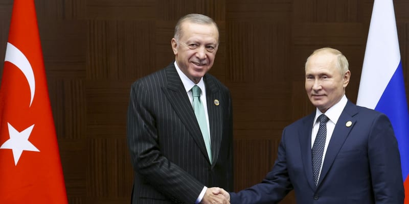 Recep Tayyip Erdogan přišel pozdě na schůzku s Vladimirem Putinem již podruhé. (13. října 2022)