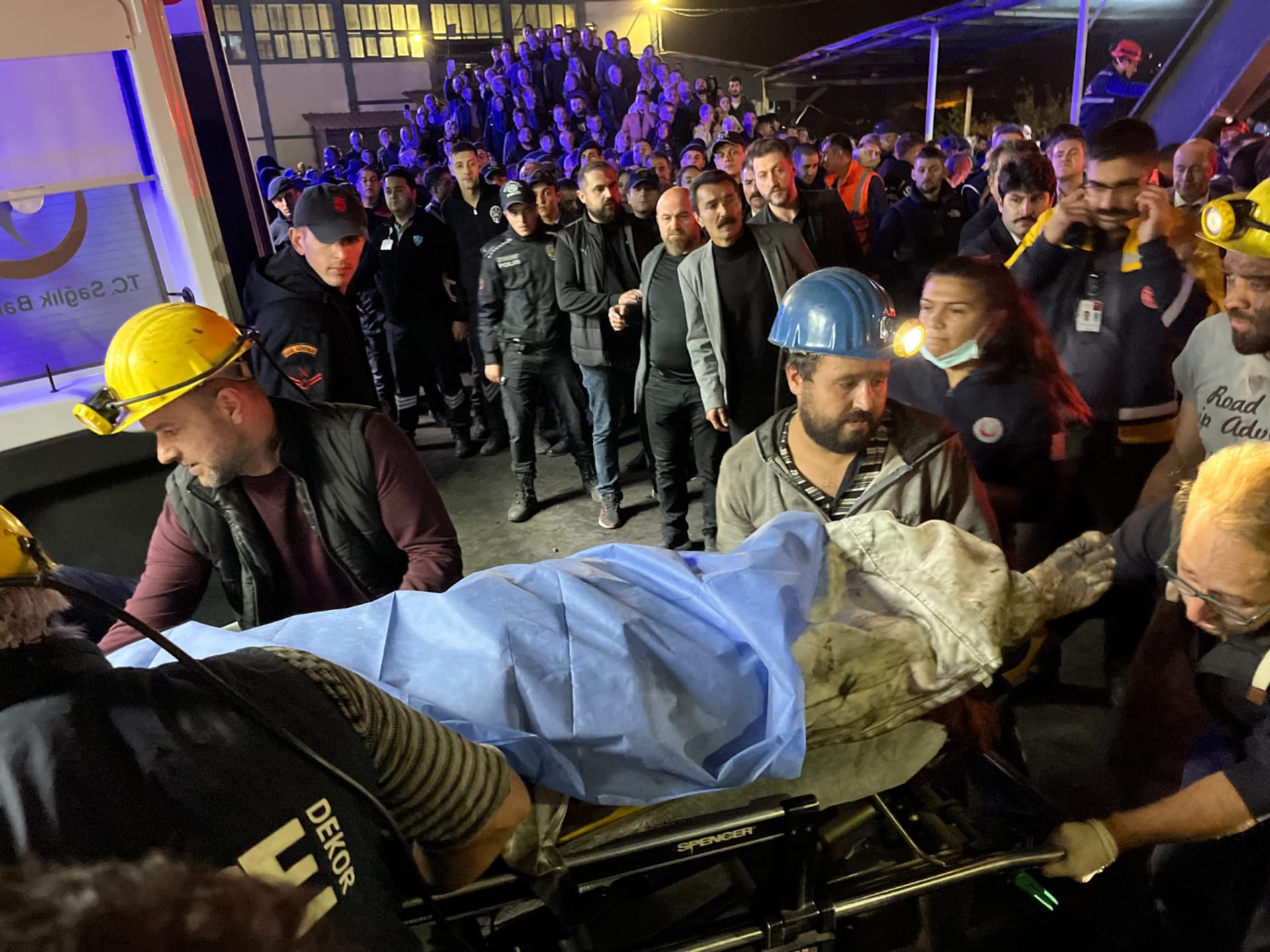 Horníci vynášejí tělo jedné z obětí výbuchu v dole ve městě Amasra. (14. říjen 2022)