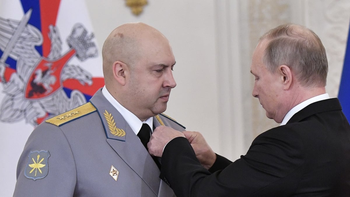 Vladimir Putin v roce 2017 vyznamenal Sergeje Surovikina za působení ve válce v Sýrii.