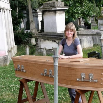 Angličanka Jeane Trend-Hillová se za svůj život zúčastnila více než 200 pohřbů.