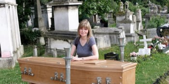 Ženu fascinuje smrt. Zúčastnila se už více než 200 pohřbů, na každé cestě hledá hřbitovy 