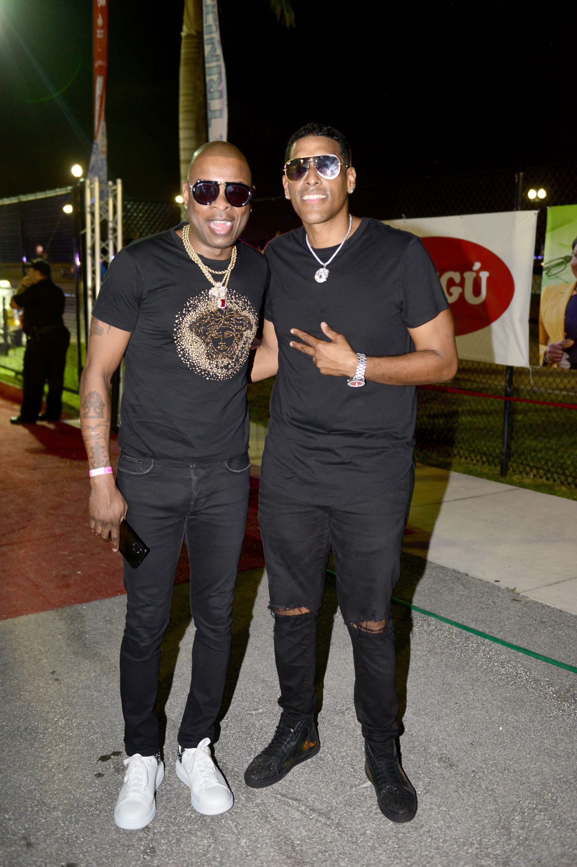 Michael „Mikaben“ Benjamin (vpravo) spolu s hudebníkem Richiem Klassem na festivalu karibské kultury (2017)