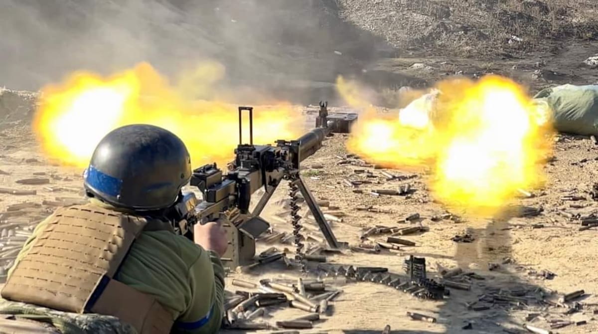 Ukrajinský voják střílí z kulometu.