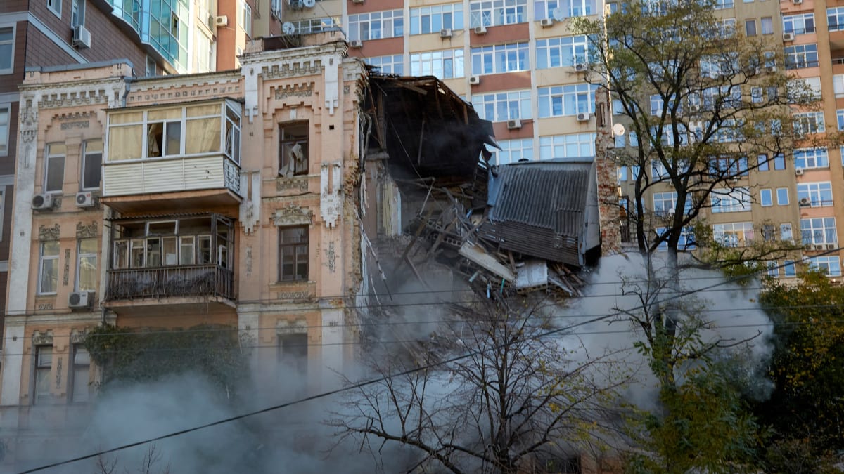 Obytná budova v Kyjevě zasažená sebevražedným dronem (17.10. 2022)