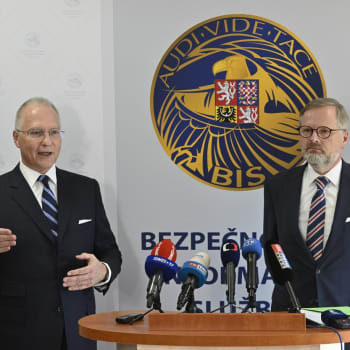 Premiér Petr Fiala (ODS) a ředitel Bezpečnostní informační služby (BIS) Michal Koudelka vystoupili na tiskové konferenci po návštěvě předsedy vlády v sídle BIS, 17. října 2022, Praha.