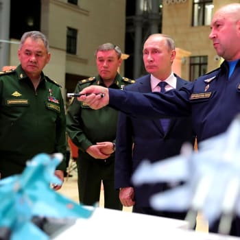 Nový velitel ruských ozbrojených sil na Ukrajině Sergej Surovikin (vpravo) s Vladimirem Putinem, náčelníkem generálního štábu Valerijem Gerasimovem a ministrem obrany Sergejem Šojgu