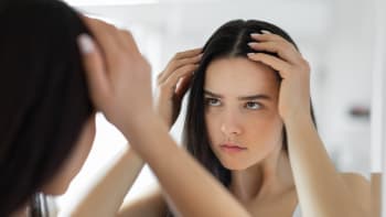 Jak se zbavit mastných vlasů? Zapomeňte na časté mytí, pomůže teplota vody i strava
