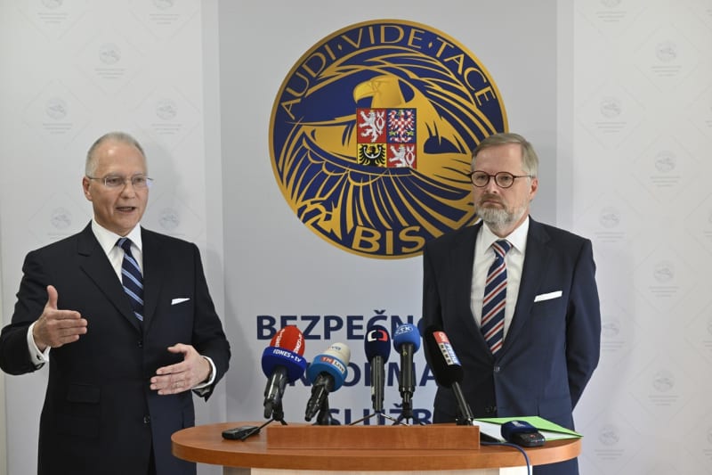 Premiér Petr Fiala (ODS) a ředitel Bezpečnostní informační služby (BIS) Michal Koudelka vystoupili na tiskové konferenci po návštěvě předsedy vlády v sídle BIS, 17. října 2022, Praha.