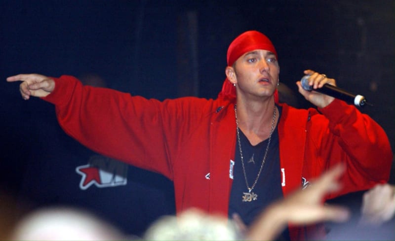 Eminem na začátku své kariéry zažil mnoho nezdarů. Zde na koncertě v roce 2001, kdy už jeho hvězda zhruba dva roky strmě stoupala.