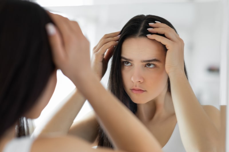 Jak se zbavit mastných vlasů?