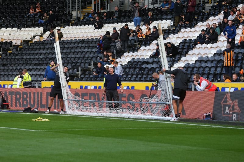 Tyče na stadionu Hullu City musely být zkráceny.