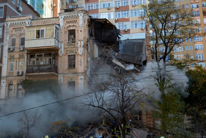 Obytná budova v Kyjevě zasažená sebevražedným dronem (17. 10. 2022)